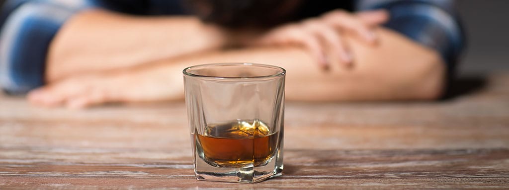 Alkoholismus je prokletí, z něhož se těžko uniká. Jak přesvědčíte alkoholika, aby se léčil? Jaké jsou příznaky, následky a léčba?